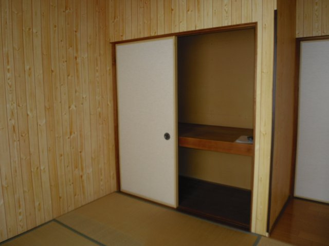 サンシャイン大沢野の和室|一間の収納あります