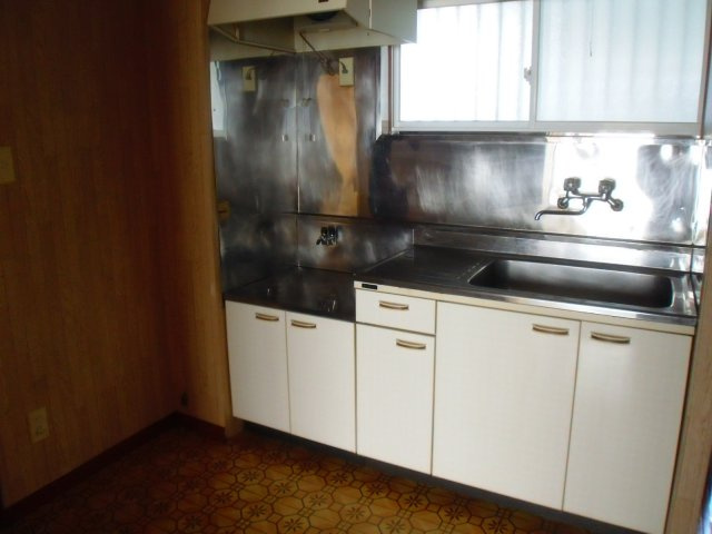 サンシャイン大沢野のキッチン|お湯は電気温水器、煮炊きはガスです