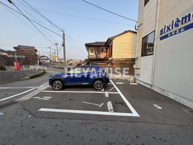 シジエムの駐車場