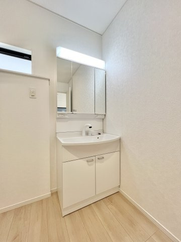 中央区和田町第1　全2棟　1号棟の独立洗面台|白を基調とした洗面台はコンパクトながらも沢山の物が収納できそうですよ。