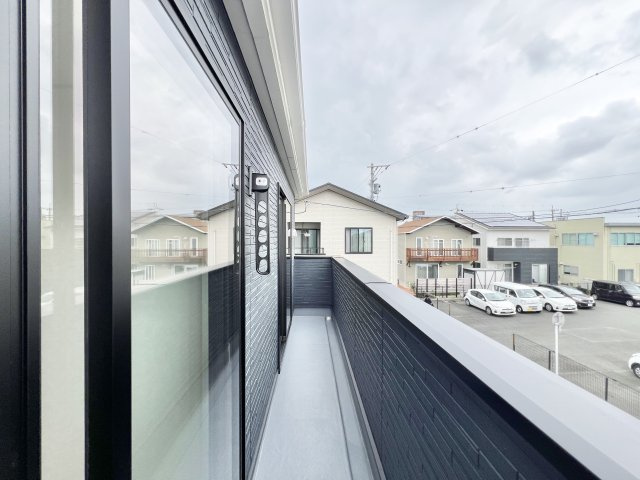 中央区和田町第1　全2棟　1号棟のバルコニー|日当たりの良いバルコニーには物干し竿スタンドがついており晴れた日は気持ちよく洗濯物が干せますね☆