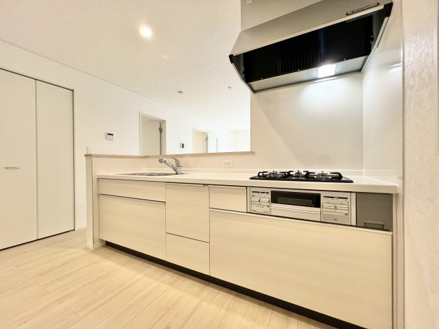 中央区和田町第1　全2棟　1号棟のキッチン|ナチュラルな色合いのキッチンはお手入れしやすく使い勝手も良さそうですね。