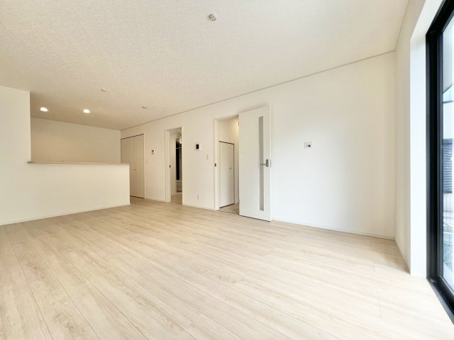 中央区和田町第1　全2棟　1号棟の居間・リビング|約17帖のリビングは日差しが差し込み温かみのある空間になります。