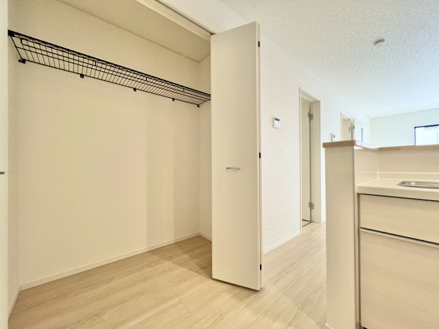 中央区和田町第1　全2棟　1号棟の収納|キッチン横には大きなクローゼットが備わっており通勤バッグやエコバッグ、掃除機などの収納に活用できますね☆