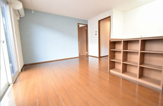 【居間・リビング】 | 延沢戸建て　C棟 | ゆったり過ごせるリビングです