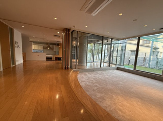 【居間・リビング】 | 苦楽園一番町戸建 | 庭・サンルームを望むパーティールーム