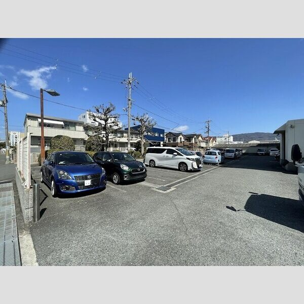 メゾン菱江の駐車場