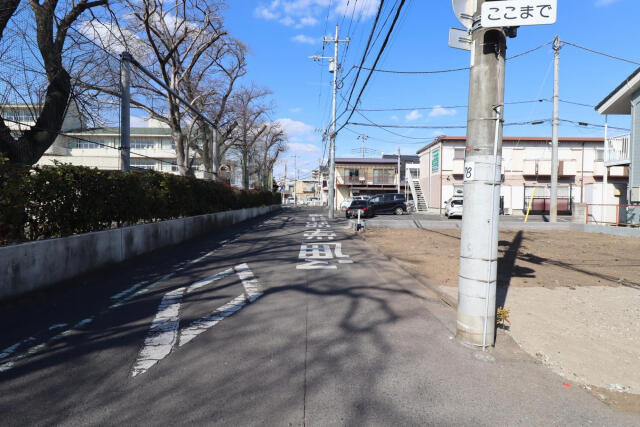 ブルーミングガーデン宇都宮市泉が丘７丁目　新築一戸建ての駐車場|西側前面道路