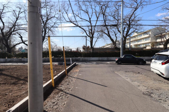 ブルーミングガーデン宇都宮市泉が丘７丁目　新築一戸建ての駐車場|北側前面道路（私道）