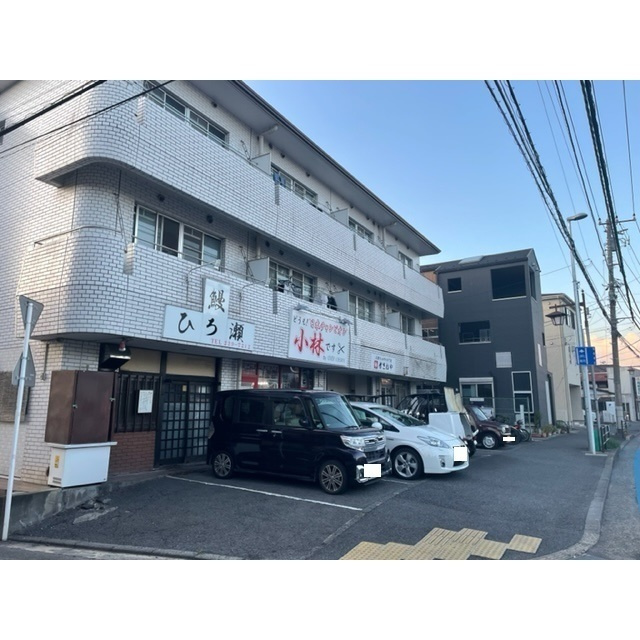 栄興厚木ヴィラの駐車場