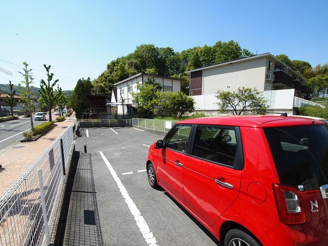 グリーンヴィレッジあいＤの駐車場