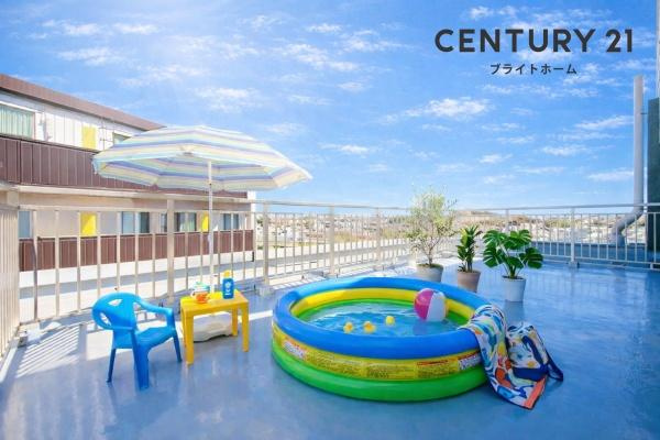 ミオカステーロ十日市場ステッサのバルコニー|広さも十分のルーフバルコニー！！
陽当り・通風良好で洗濯物も良く乾きます。
※家具等はＣＧでの参考レイアウトです。