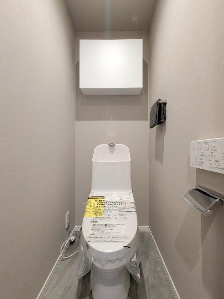 ミオカステーロ十日市場ステッサのトイレ|清潔感のある内装のすっきりとしたデザインのトイレです。
水周りが綺麗だと安心ですね。
