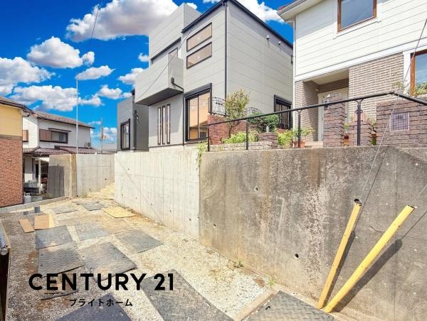 横浜市保土ケ谷区上菅田町の新築一戸建の前面道路含む現地写真|車通りが少ない為、小さなお子様にも安心です。
是非一度、現地へ起こしください。