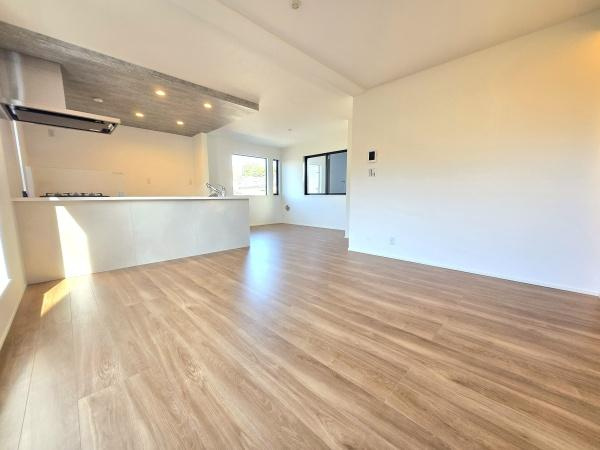横浜市南区大岡１丁目の新築一戸建の居間・リビング|明るいLDK！！
陽当たり良好です。