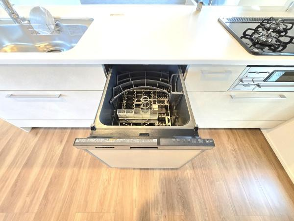 横浜市南区大岡１丁目の新築一戸建のキッチン|食洗器付きなのは家事の負担を軽減してくれる嬉しいポイント♪
広々としたキッチンはお子様と並んでお料理できます。