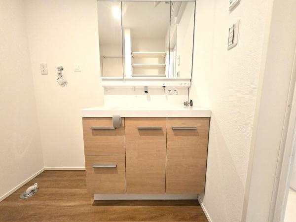 横浜市南区大岡１丁目の新築一戸建の独立洗面台|こちらの洗面所には豊富な収納！
気遣いのある設計♪