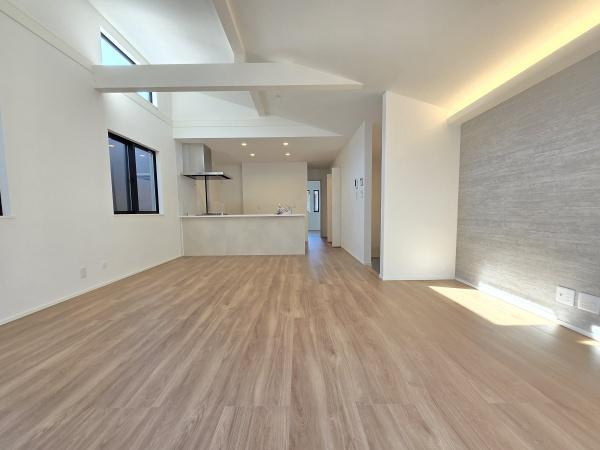 横浜市南区大岡１丁目の新築一戸建の居間・リビング|勾配天井を採用していて開放感があり電気をつけなくても明るいです♪