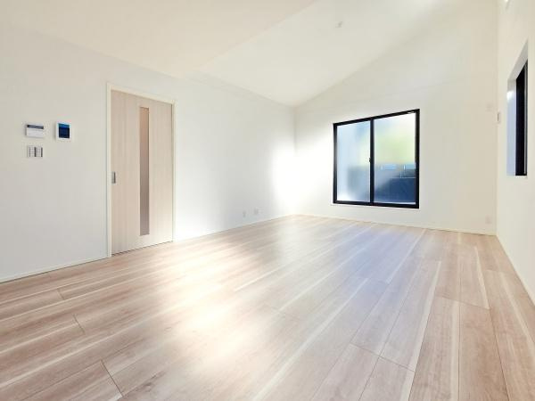 横浜市南区大岡１丁目の新築一戸建の居間・リビング|自慢したくなるリビング！
形も良く家具の配置にも困りません。
