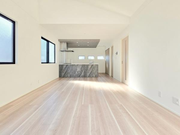 横浜市南区大岡１丁目の新築一戸建の居間・リビング|家族が自然と集まるリビングは
落ち着きのある空間です♪