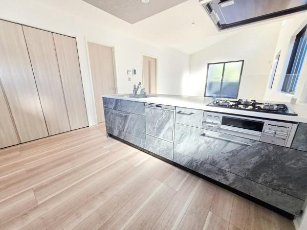 横浜市南区大岡１丁目の新築一戸建のキッチン|食洗器付きなのは家事の負担を軽減してくれる嬉しいポイント♪
広々としたキッチンはお子様と並んでお料理できます。