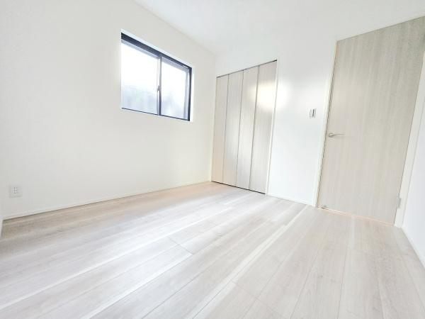 横浜市南区大岡１丁目の新築一戸建の洋室|二面採光の明るく、落ち着きのある洋室！
休日はこちらでおくつろぎ下さい♪