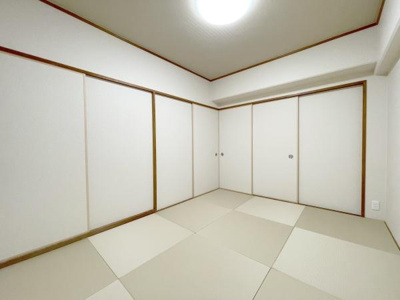 【和室】 | メゾンドール堺 | LDKと隣接した6畳の和室。
お子様の遊び部屋・お昼寝スペースとして使うのもオススメです♪