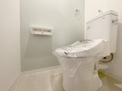 【トイレ】 | メゾンドール堺 | 清潔感のある広々トイレです♪
節水型でエコなトイレには、今では当たり前のウォシュレット付き。便座を温める機能付き！
