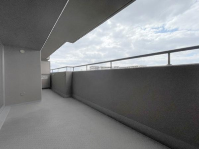 【バルコニー】 | メゾンドール堺 | 物干しセットを追加すれば、一度にたくさんのお洗濯物が干せるのが魅力！テーブルセットを広げ、夕涼みを楽しみながら一杯呑むのも楽しいかも…