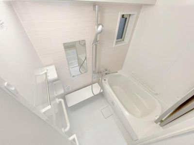 【浴室】 | メゾンドール堺 | 毎日の疲れを癒やすバスタイムを。
空気が籠らない様に小窓も設置しております。