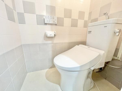 【トイレ】 | エバーグリーン金岡４号館 | 清潔感のある広々トイレです♪
節水型でエコなトイレには、今では当たり前のウォシュレット付き。便座を温める機能付き！