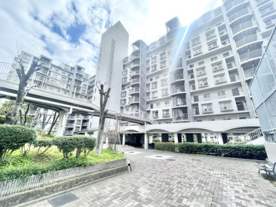 【外観】 | エバーグリーン金岡４号館 | 大阪メトロ御堂筋線「新金岡」駅が徒歩9分。
通勤にも外出にもアクセス良好。家族でおでかけすることも増えそうですね♪