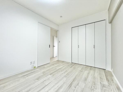 【寝室】 | 朝日プラザ大仙 | 収納を完備！普段使いのお洋服や小物はもちろん、季節物のお洋服などもしっかりと整理整頓おしまい頂けます。居室空間をより広く隅々までお使いいただけますね♪