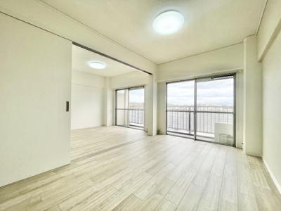 【洋室】 | 朝日プラザ大仙 | 大きな窓からたっぷりの日差しが降り注ぐ明るい室内です。気持ちの良い朝日を受けて、目覚めの良い健康的な朝を迎えられそうです。 