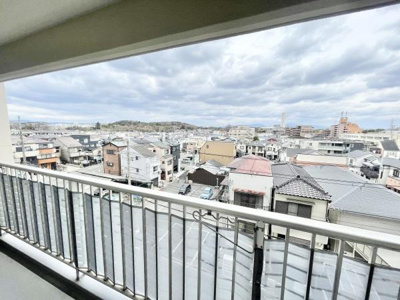 【バルコニー】 | 朝日プラザ大仙 | 物干しセットを追加すれば、一度にたくさんのお洗濯物が干せるのが魅力！
太陽の光と爽やかな風を受けたお洗濯物はあっという間に乾き、取りこむ時には太陽の匂いを感じられそうですね♪