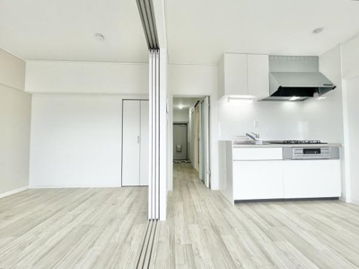 【居間・リビング】 | 朝日プラザ大仙 | キッチン横の洋室6帖！扉を開けてリビングとして使用もできますね！