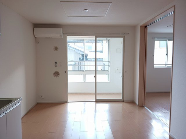 エヌヴィラージュの居間・リビング|こちらの居間で趣味の時間をお楽しみください