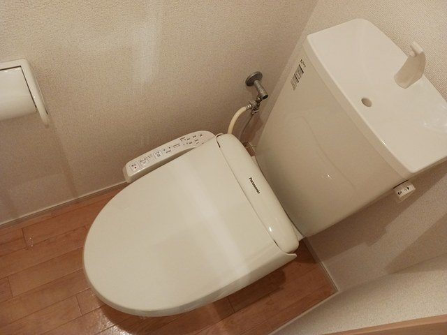 エヌヴィラージュのトイレ|落ち着いた色調のトイレです