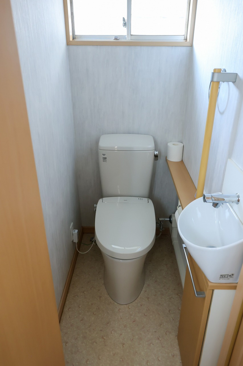 八幡町戸建てのトイレ|手洗い付き