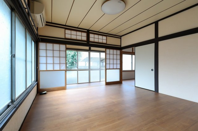 八幡町戸建ての洋室|1階南側洋室