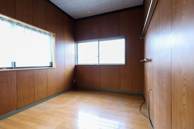 八幡町戸建ての洋室|1階北側洋室