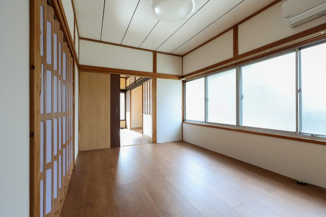 八幡町戸建ての居間・リビング