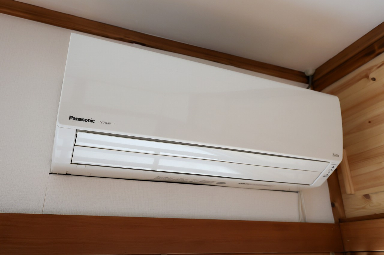 八幡町戸建ての設備|リビングのエアコン