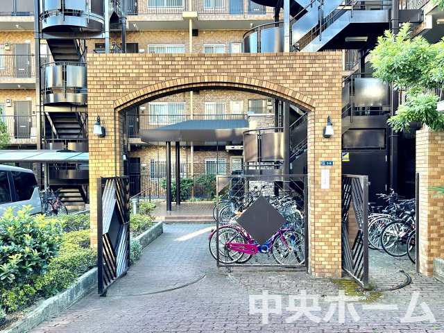 NICアーバンハイム亀戸のエントランス|【エントランス】マンションのエントランスは、その物件の印象を決める、顔とも言える場所です。毎日通る場所ですからきれいなのが一番です。エントランス内はオートロックですので暮らしの安全も確保されています。