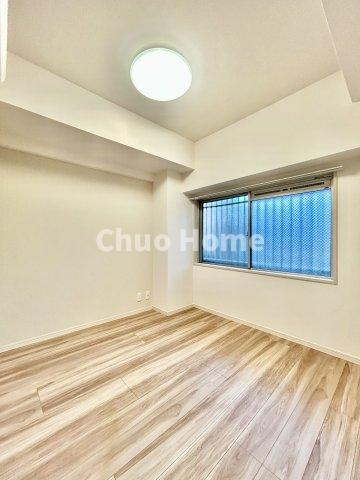 NICアーバンハイム亀戸の寝室|【寝室】心と体をゆったりと安らげる主寝室。寝室のゆとりが大きい分だけ、暮らしの安らぎは深まります。一日の疲れを癒すだけでなく、ご夫婦の親密な語らいを紡ぎ出します