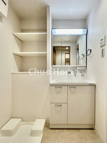 NICアーバンハイム亀戸の独立洗面台|【洗面化粧台】洗面化粧台には三面鏡を採用。身だしなみを整えやすい事はもちろんですが、鏡の後ろに収納スペースを設ける事により、散らかりやすい洗面スペースをすっきりさせる事が出来るのも嬉しいですね