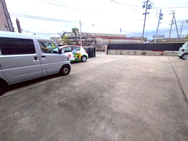 中畑町　倉庫付貸事務所の駐車場