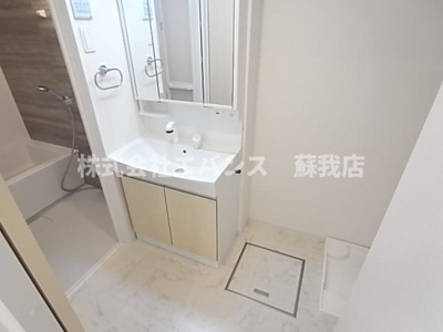 【洗面所】 | ロイヤルⅠ | 朝の身支度には欠かせない独立洗面化粧台