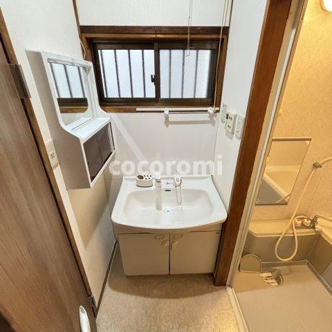 宮之下町貸家の洗面所