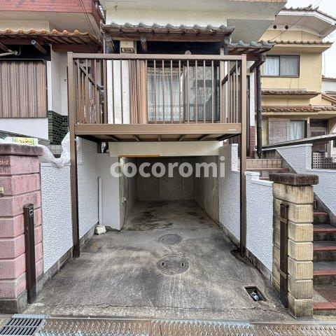 津田東町１丁目戸建の駐車場